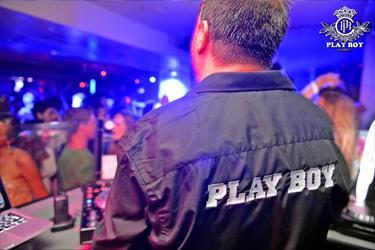 DJ Jean Mi aux platines du Playboy, principalement nen résidence le samedi soir